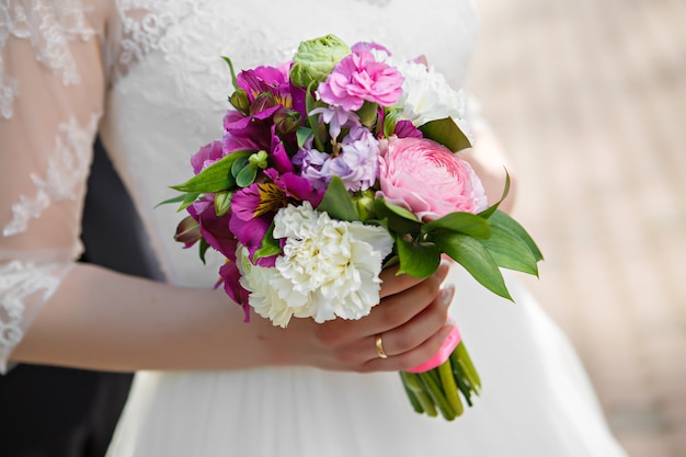 La sposa tiene il bellissimo bouquet da sposa