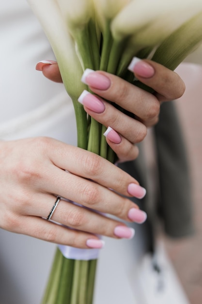 La sposa tiene in mano un mazzo di fiori da sposa