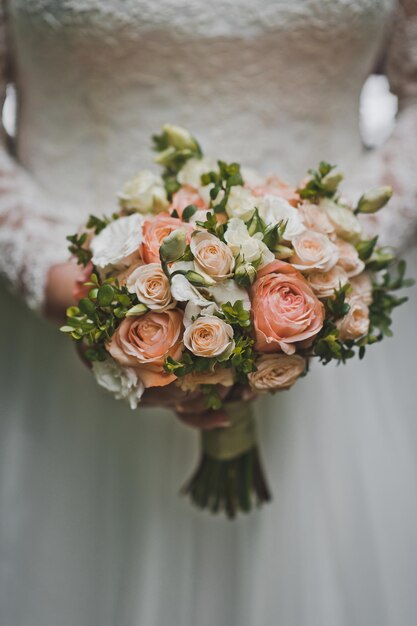 La sposa tiene tra le mani un bouquet da sposa 2612