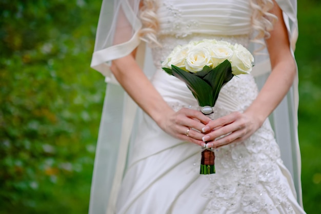 La sposa tiene un bellissimo bouquet da sposa