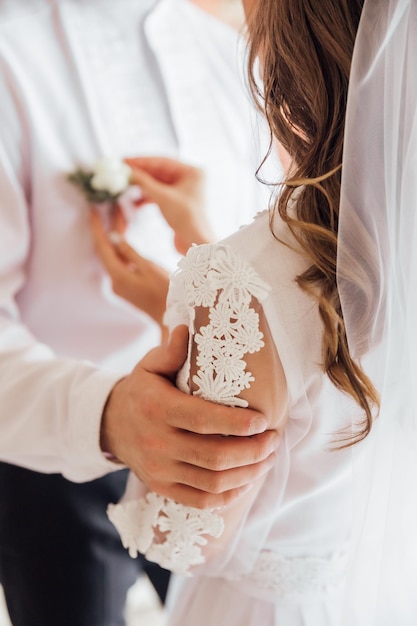 La sposa tiene un bouquet da sposa dettagli di nozze dell'abito da sposa