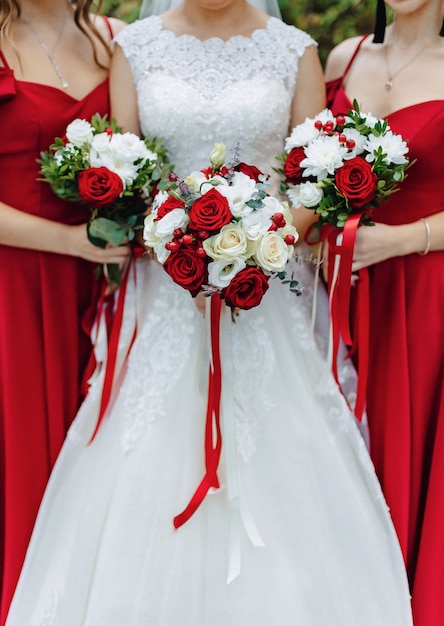 La sposa tiene un bouquet da sposa nelle sue mani