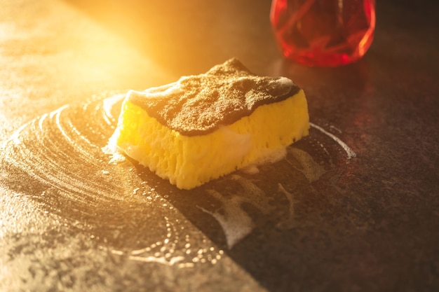 La spugna per la pulizia della cucina è pronta per l'uso, la pulizia della foto di sfondo della cucina