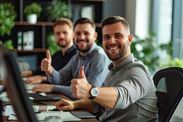 La squadra di affari sorridente alza il pollice in ufficio