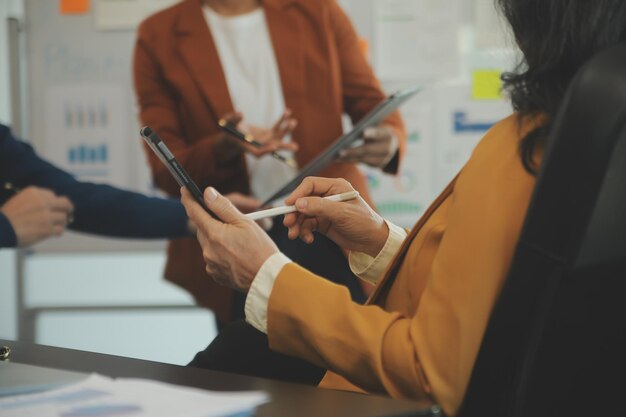 La squadra di giovani imprenditori asiatici ha una serie di disaccordi nella riunione di squadra per il prossimo progetto di marketing e gestione delle vendite con vista di grattacielo per l'avvio di attività e concetto di istruzione