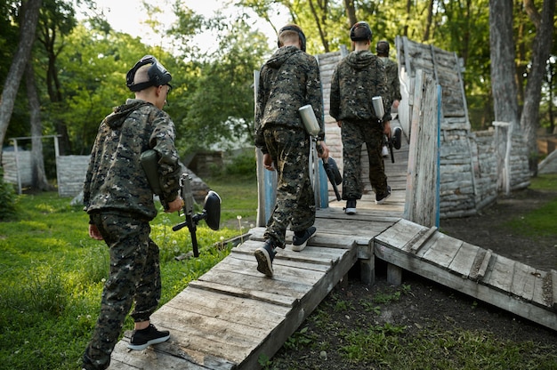 La squadra di paintball spara con le pistole, gioco militare