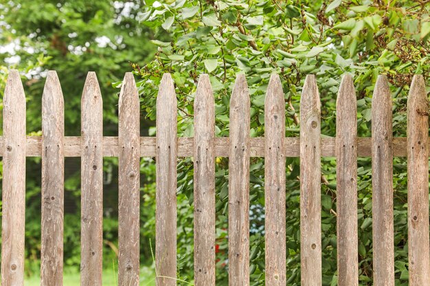 la staccionata in legno alta, la sua struttura esposta alle intemperie e la costruzione robusta simboleggiano sia la sicurezza che la sicurezza