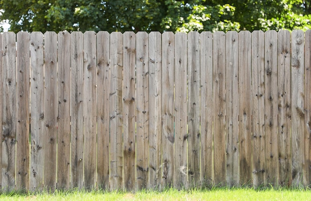 La staccionata in legno rappresenta i confini, la sicurezza, la privacy, la bellezza naturale, il fascino rustico e una connessione