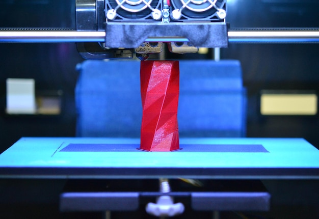 La stampante 3D funziona e crea un oggetto dalla plastica fusa calda