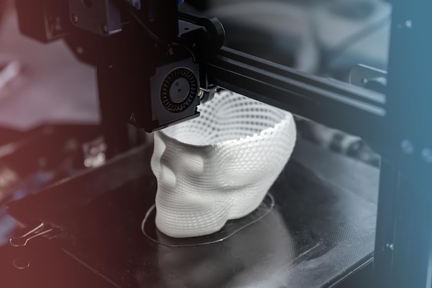 La stampante 3D stampa il modello in plastica bianca