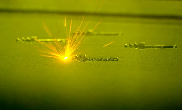 La stampante 3D stampa l'oggetto da polvere di metallo Il metallo è sinterizzato al laser