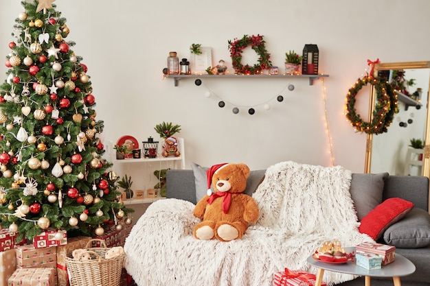 La stanza dei bambini. Interno di Natale della cameretta dei bambini. Decorazioni e alberi di Capodanno nella sala giochi per bambini