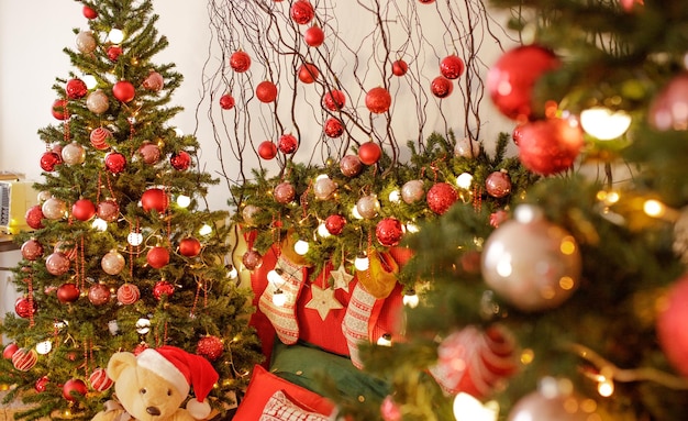 La stanza della casa di Natale con l'albero e l'illuminazione festosa del bokeh ha offuscato lo sfondo delle vacanze