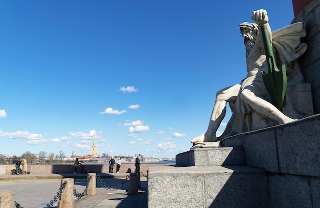 La statua ai piedi della colonna rostrale la freccia dell'isola vasilievsky di san pietroburgo