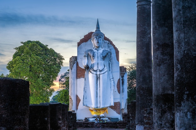 La statua antica di Buddha bianco bella al tramonto è un tempio buddista in Phitsanulok, Tailandia