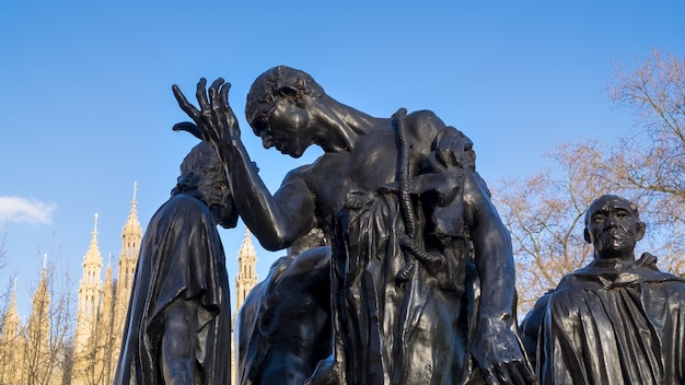 La statua dei borghesi di Calais nei giardini della Victoria Tower