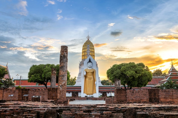 La statua del Buddha al tramonto è tempio buddista un tempio buddista (wat) in Phitsanulok, Thaila