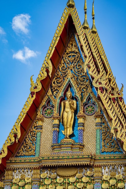 La statua del Buddha si trova sulla parte anteriore dell'edificio del tempio con uno splendido stile Thai Art nella giornata a cielo aperto