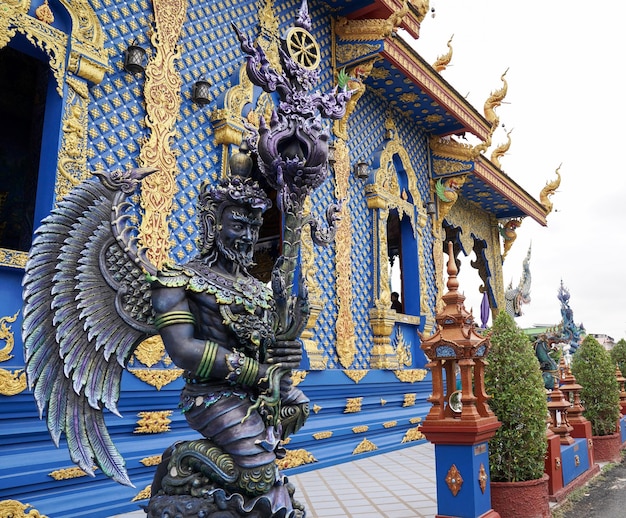 La statua del dio metallico blu turchese nel tempio blu tailandese nel nord della Thailandia