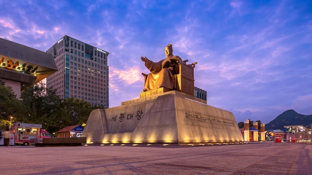 La statua del re Sejong a Gwanghwamun Square di notte è un importante punto di riferimento in Corea del Sud