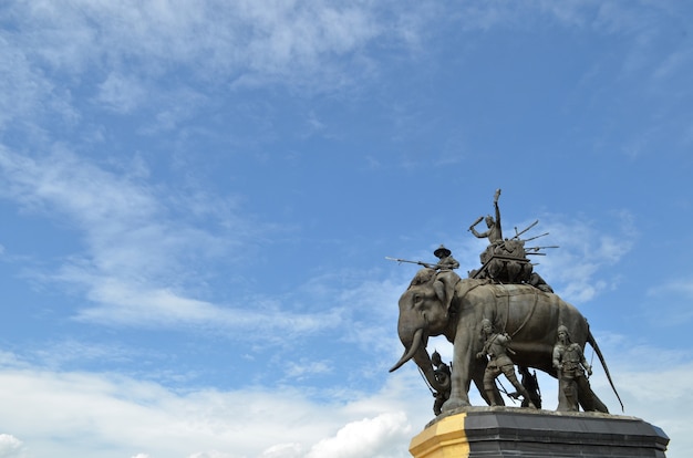 La statua dell&#39;elefante nel cielo blu, monumento del re Naresuan alla provincia di Suphanburi in Tailandia