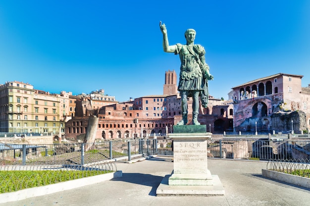 La statua dell'imperatore Traiano lungo la via dei Fori Imperiali a Roma