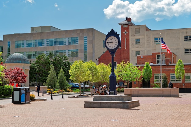 La statua dell'orologio si trova nel campus della George Washington University in luogo Kogan Plaza. Inoltre, la Biblioteca Gelman si trova vicino a quel luogo.