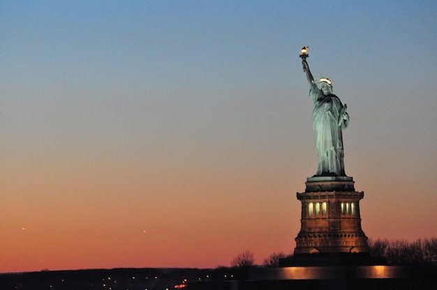 La Statua della Libertà al tramonto