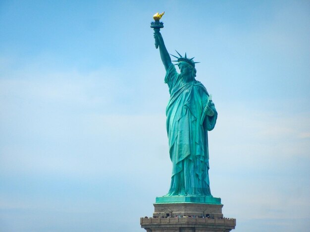 La Statua della Libertà contro il cielo blu limpido