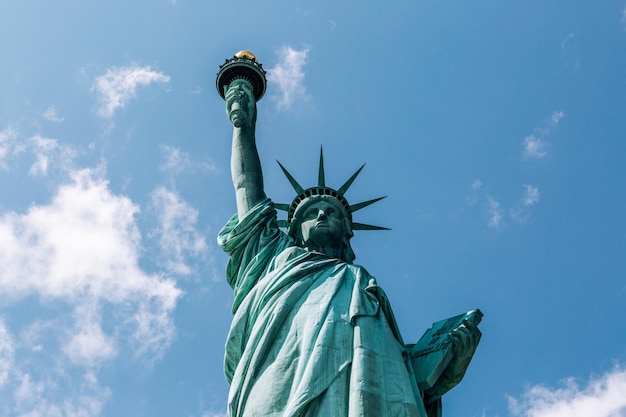 La Statua della Libertà contro il cielo blu