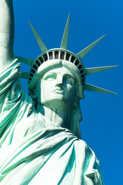 La Statua della Libertà contro un cielo blu limpido