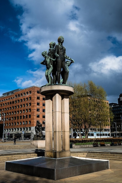 La Statua della Libertà contro un cielo nuvoloso