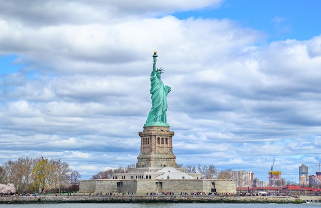 La Statua della Libertà contro un cielo nuvoloso