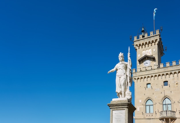 La Statua della Libertà e il Municipio della Città di San Marino