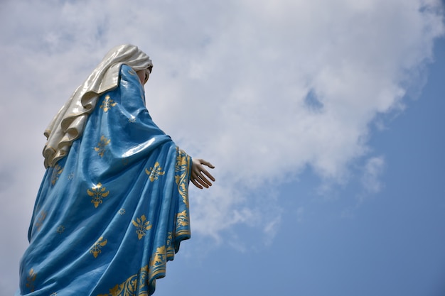 La statua della Vergine Maria