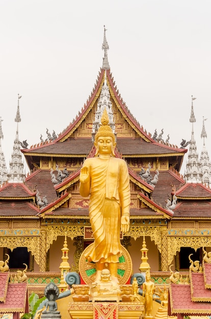 La statua di buddha su sfondo blu cielo