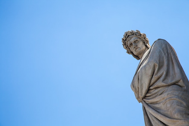 La statua di Dante davanti alla chiesa di Santa Croce - Firenze, Italia