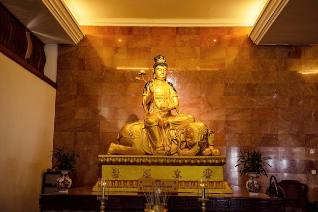 la statua dorata di kwan-yin nella chiesa dell'isola di batam