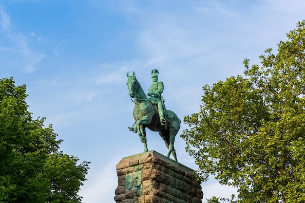 La statua equestre dell'Imperatore Guglielmo II sul ponte Hohenzollern a Colonia. Portato fuori con un 5D mark III.