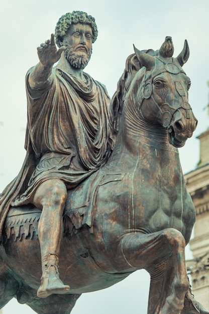 La statua equestre di Marco Aurelio, al centro di Piazza del Campidoglio a Roma