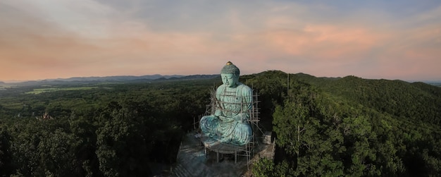 La statua in bronzo del Grande Buddha Daibutsu