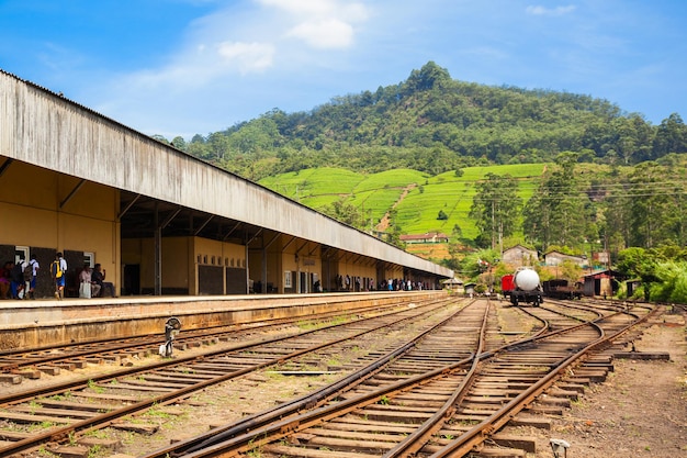 La stazione ferroviaria di Nanu Oya vicino a Nuwara Eliya, Sri Lanka. È la stazione ferroviaria principale nella regione di Nuwara Eliya.