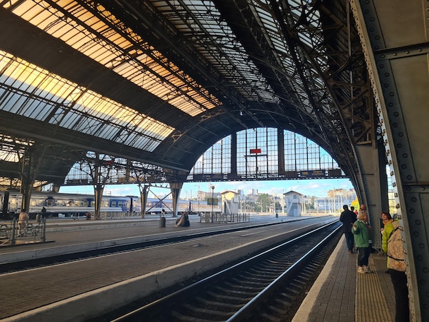 La stazione ferroviaria è vuota e il numero 1 è sul lato destro.