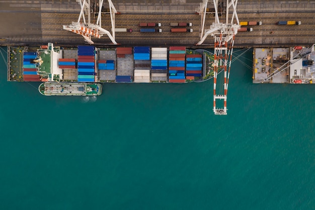 La stazione internazionale del trasporto marittimo di affari industriali dai grandi contenitori del carico spedisce sopra la macchina fotografica del fuco di frome di vista