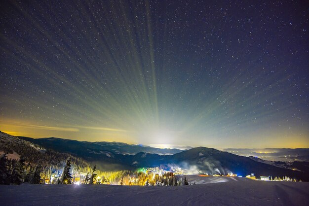 La stazione sciistica illuminata di notte