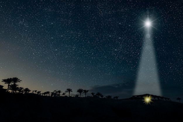 La stella risplende sul presepe di natale di Gesù Cristo. panorama