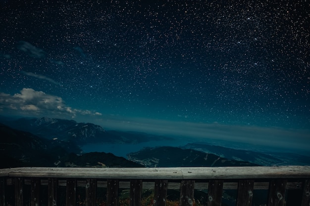 La stella risplende sulla mangiatoia del natale di Gesù Cristo