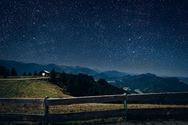 La stella risplende sulla mangiatoia del natale di Gesù Cristo.