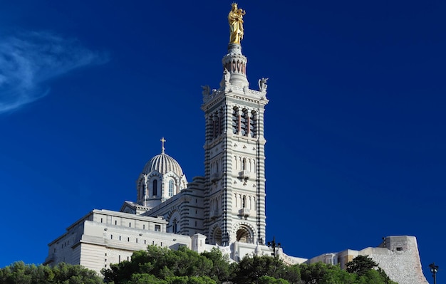 La storica basilica di Notre Dame de la Garde di Marsiglia nel sud della Francia