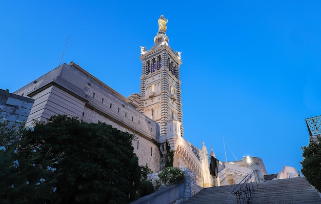 La storica chiesa Notre Dame de la Garde di Marsiglia nel sud della Francia di notte